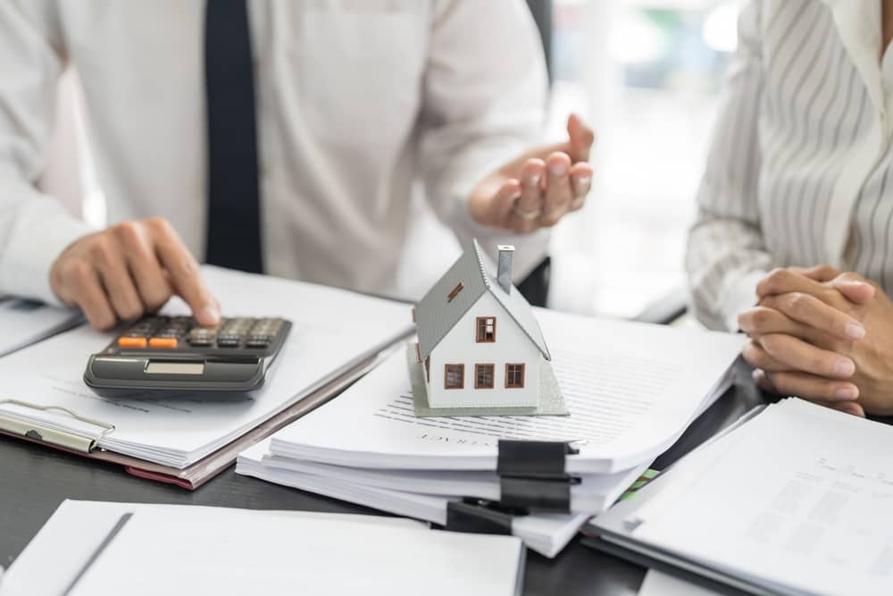 client et son conseiller en train de signer un regroupement de crédits immobiliers